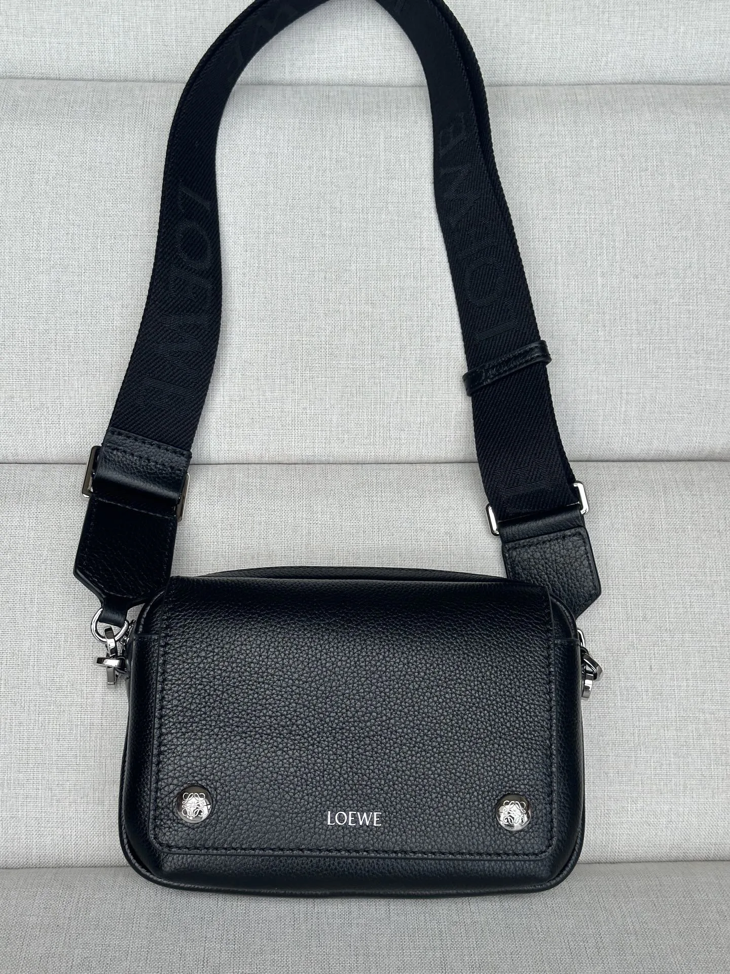 로에베 - Small Pebble  소가죽 메신저백 20*6*12.5cm