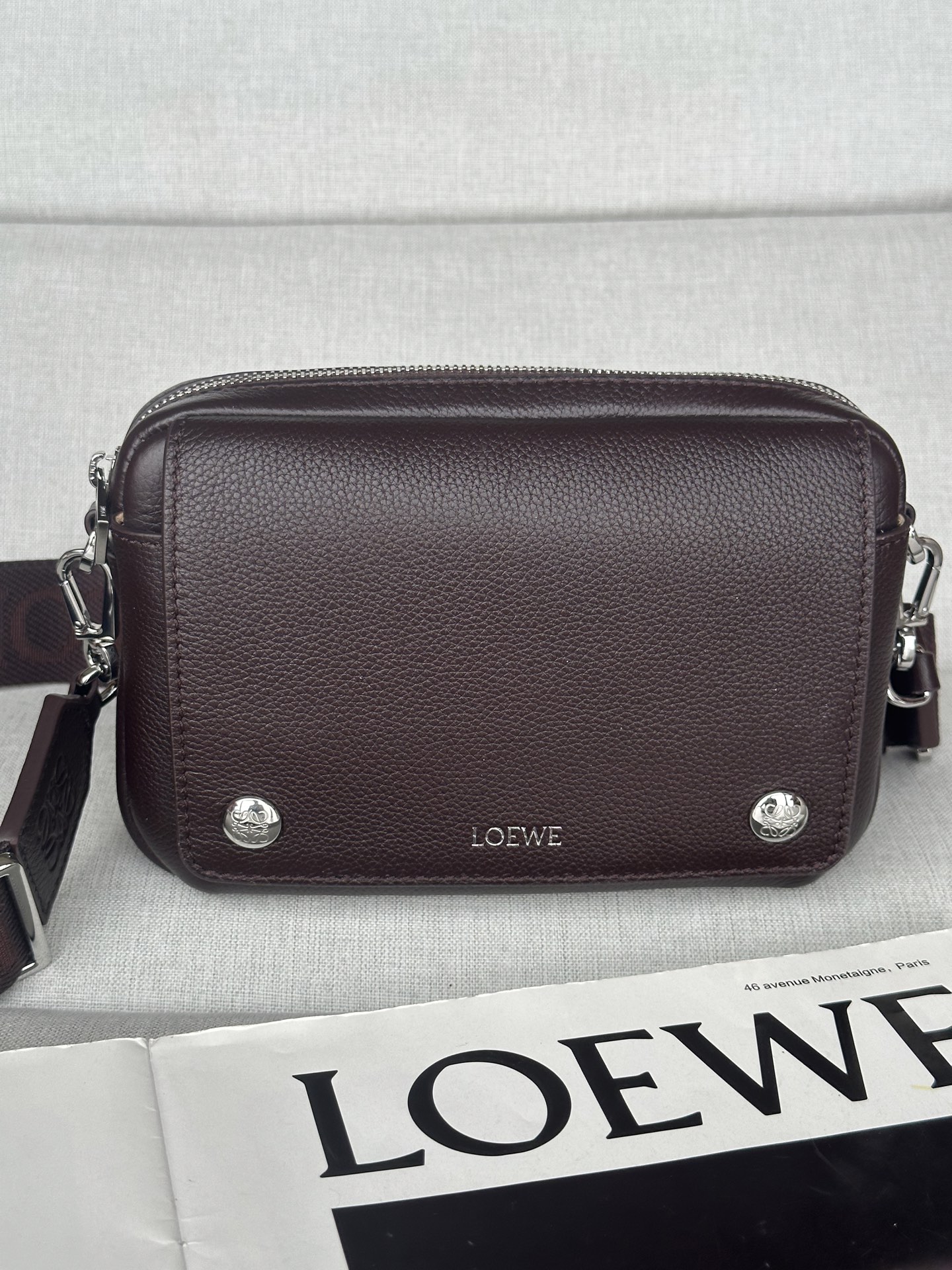 로에베 - Small Pebble  소가죽 메신저백 20*6*12.5cm