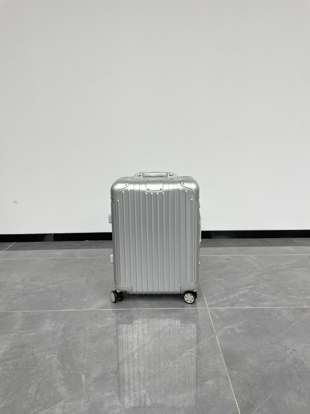 리모와 오리지널 캐빈 수트케이스  55X40X23cm