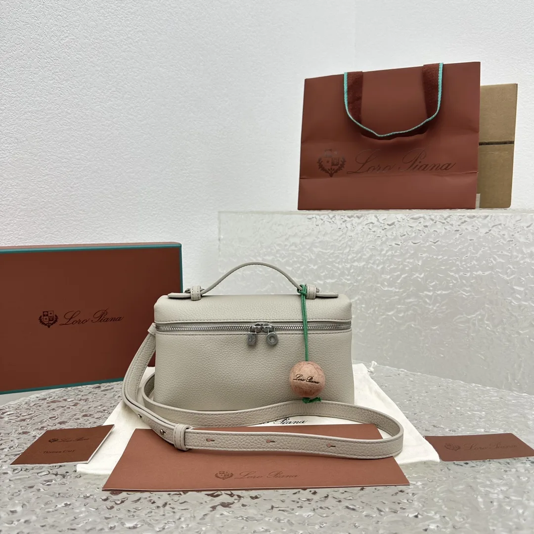 로로피아나   Extra pocket L19  백 19×7×12cm