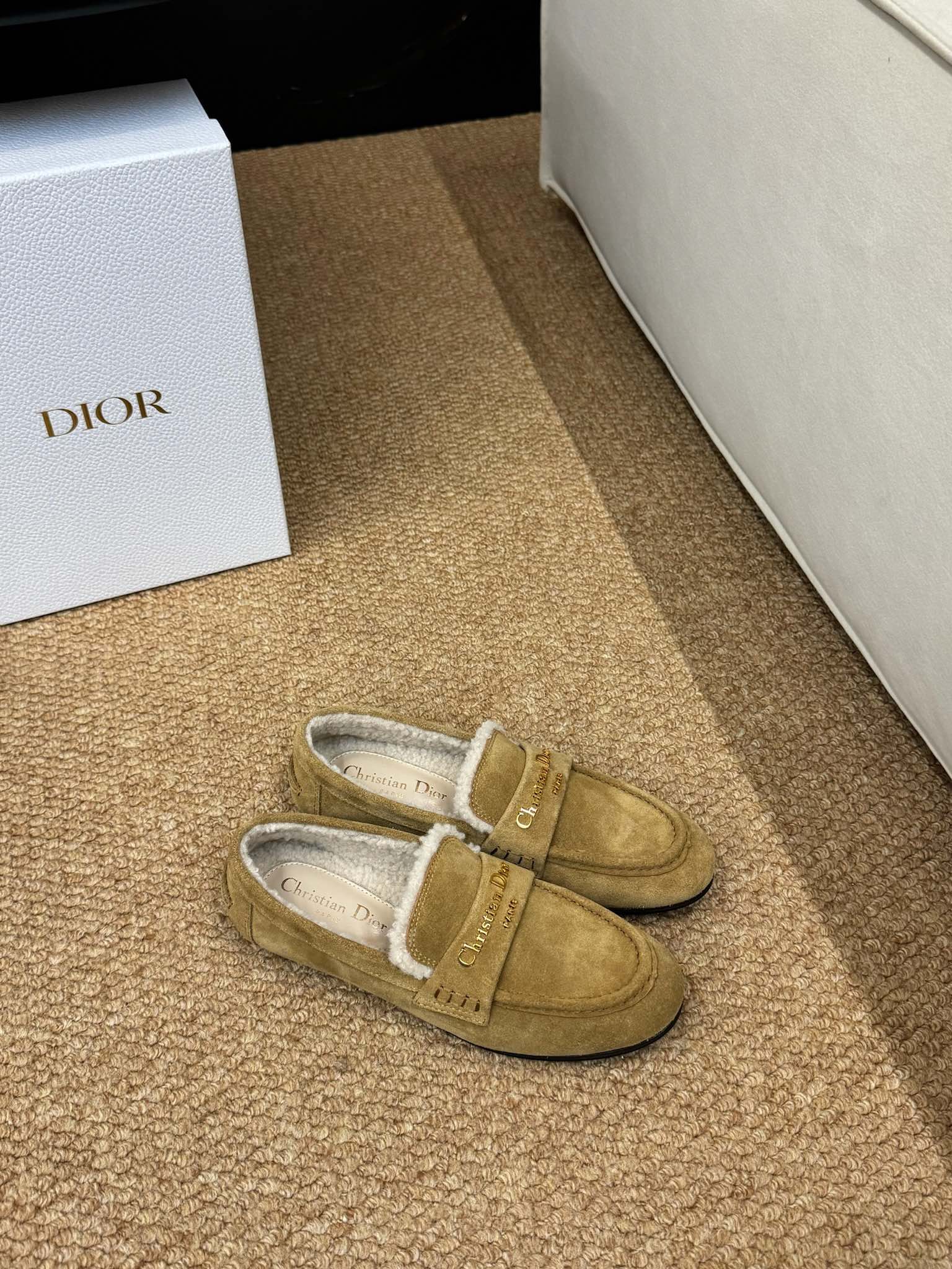 디올 울 로퍼