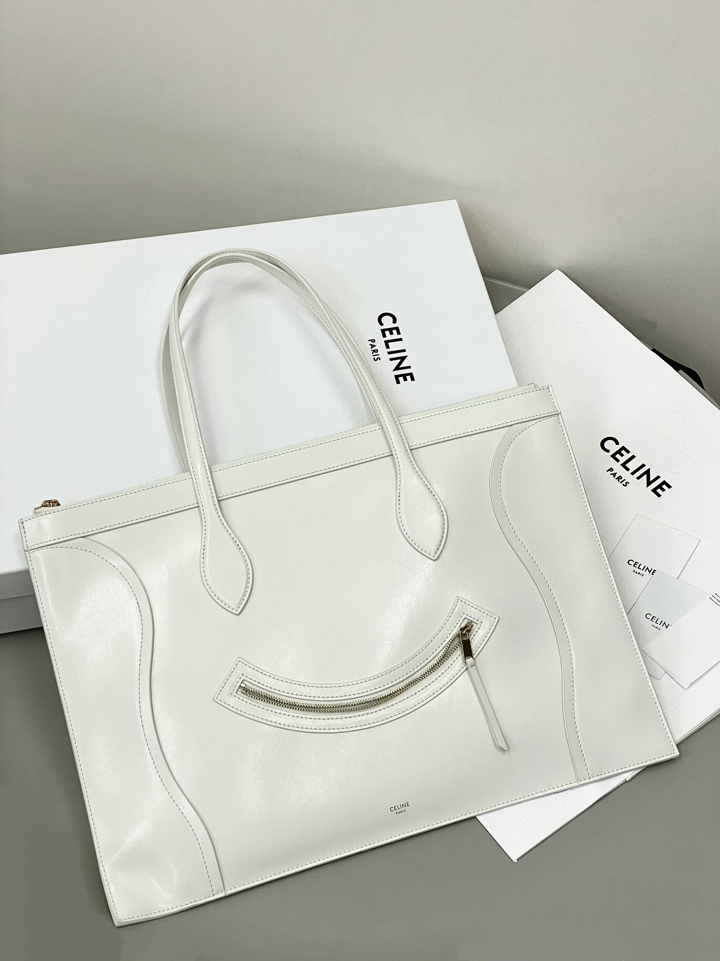 셀린느 백 송아지 가죽 플랫 카바스 울트라 123963GW4  31.5×0.5×44.5cm