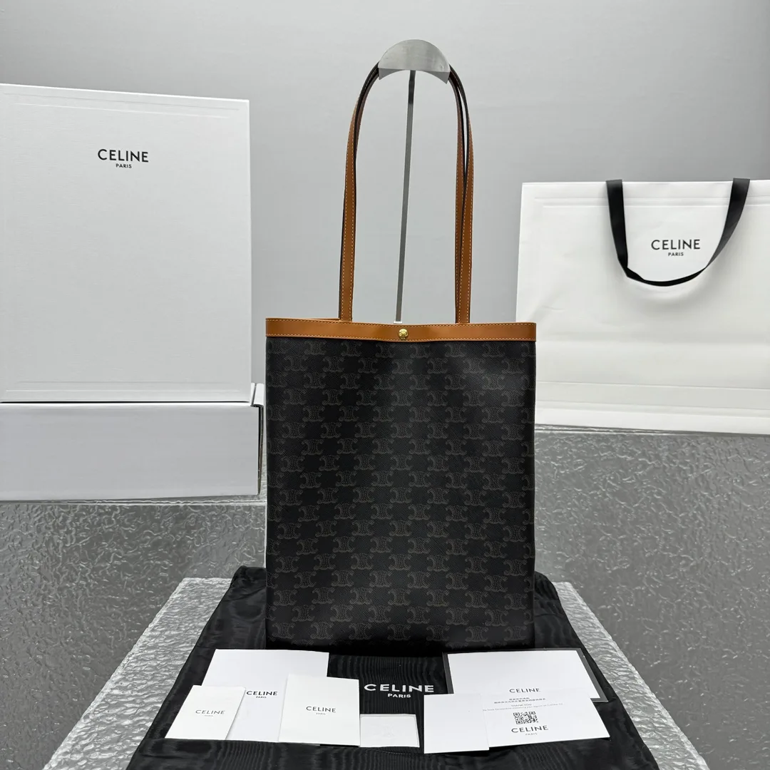 MEDIUM FLAT SHOPPER IN TRIOMPHE CANVAS  28x  33x  2cm