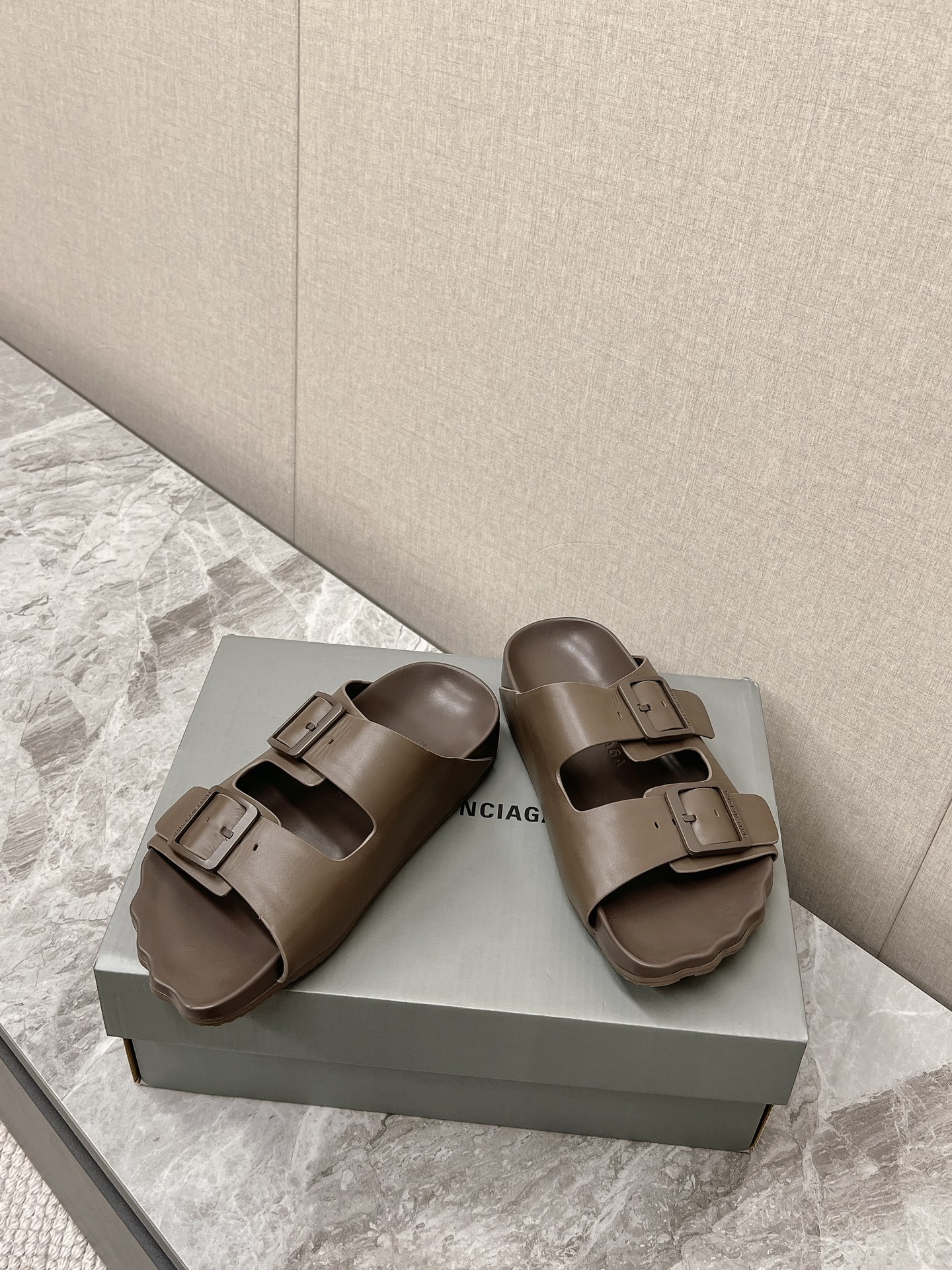 발렌시아가 선데이 샌들