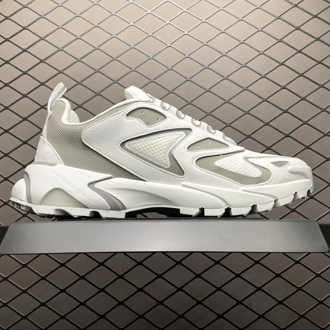 1AINV4 LV Runner Tatic Sneaker