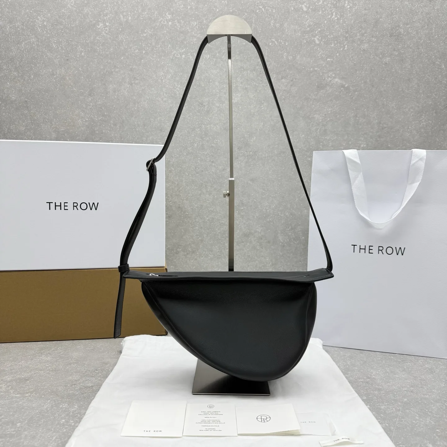 더 로우 스몰 슬라우치 바나나 백 레더 34x2310cm