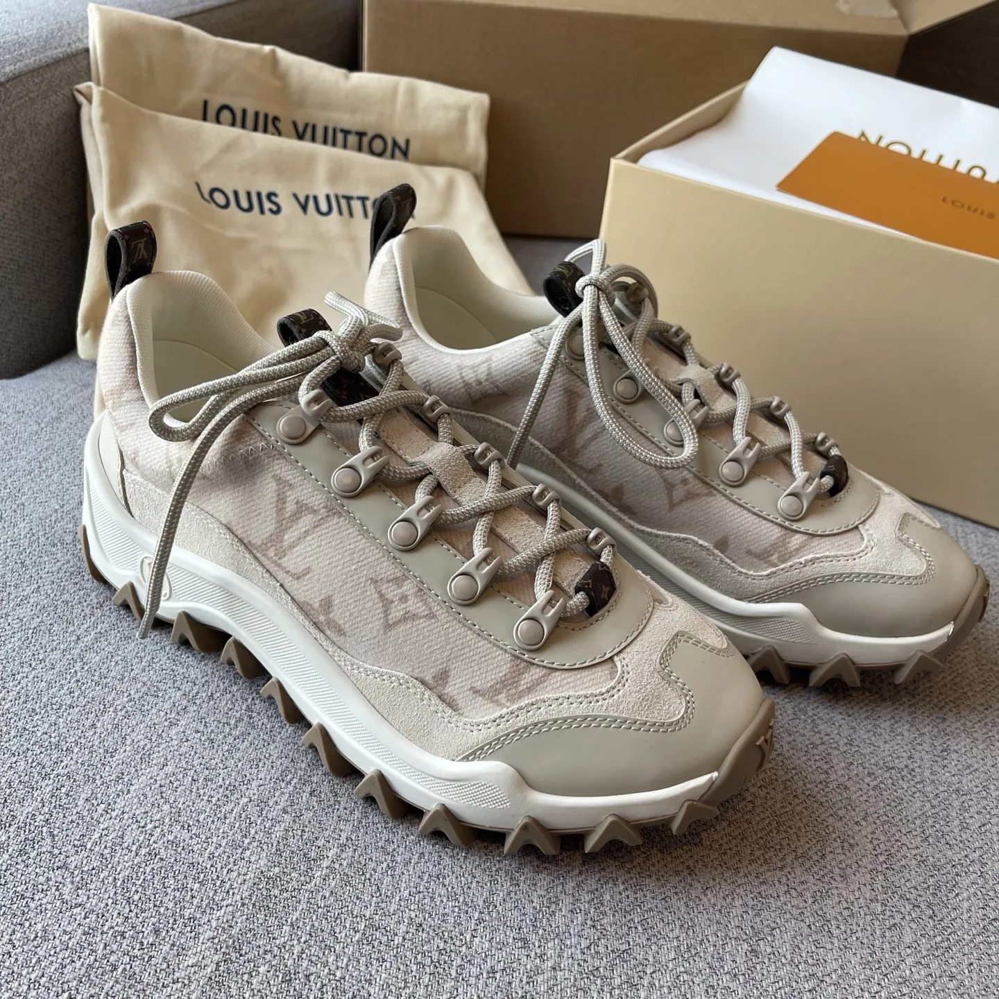 LV Rush Xplorer  1AIV75