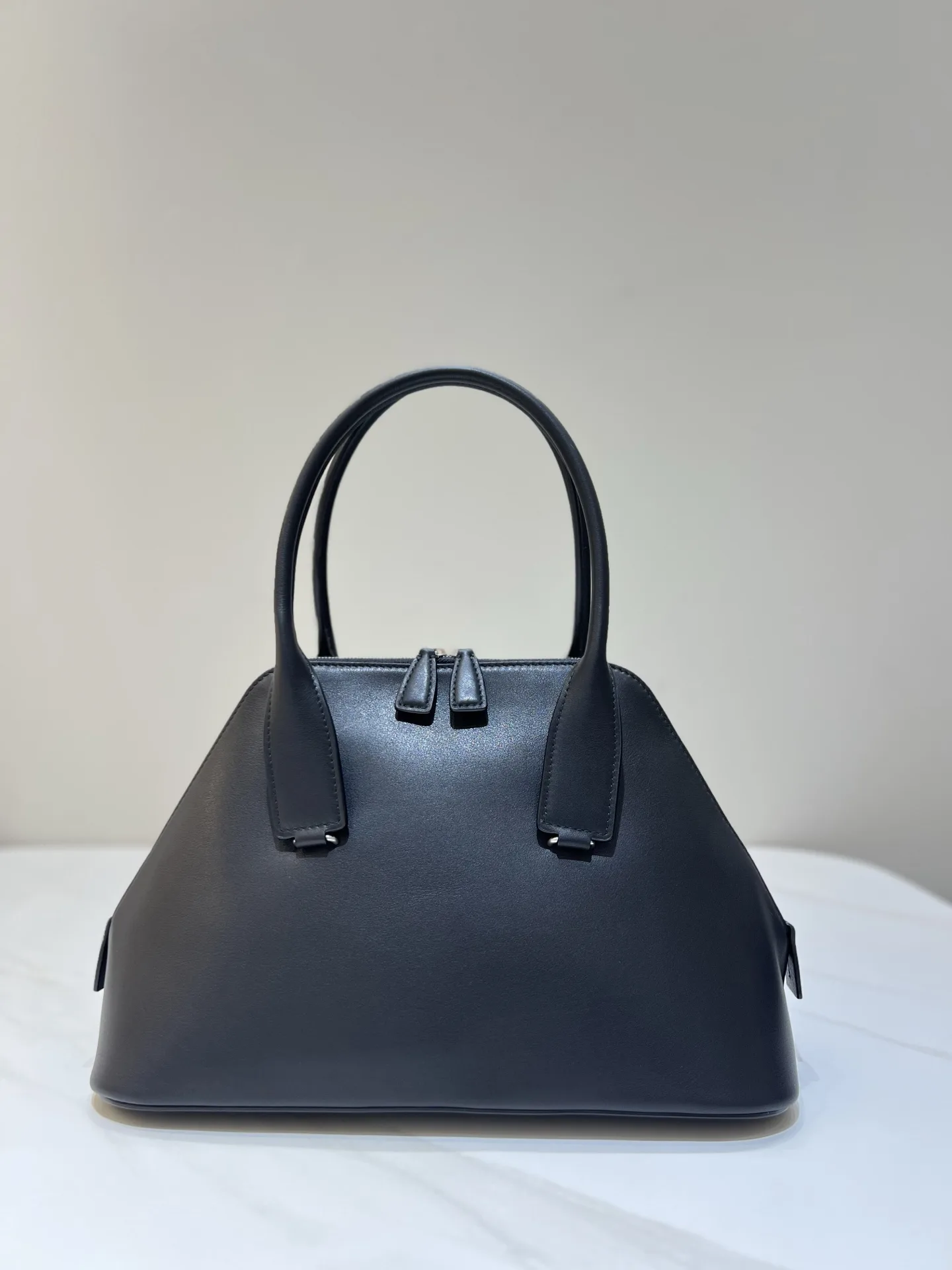 THE ROW  Pre-Owned Devon 데본 백 32x16.5x20cm
