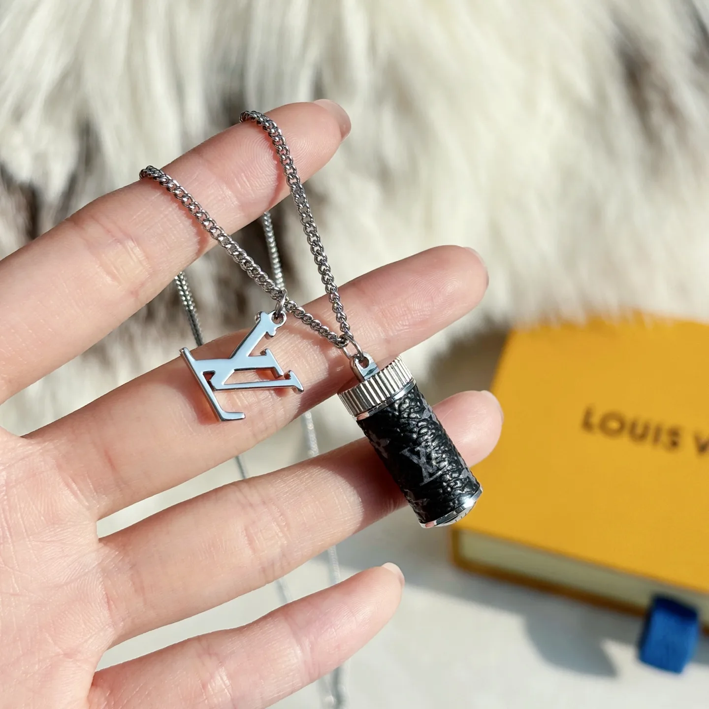 M96362 모노그램 이클립스 참 (Monogram Eclipse Charms) 목걸이