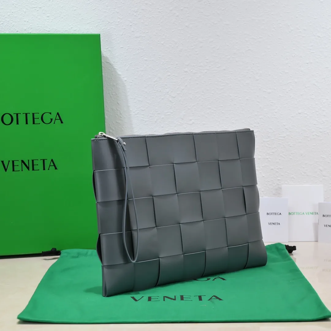 BOTTEGA VENETA 보테가베네타 22FW 카세트 클러치  35x25cm