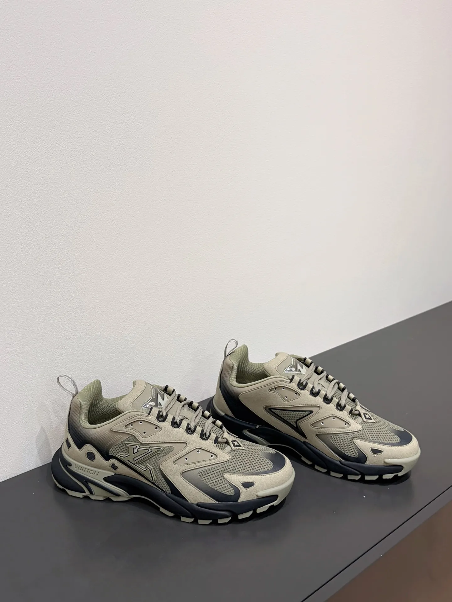 1AJAQ4 LV Tatic Runner Sneaker
