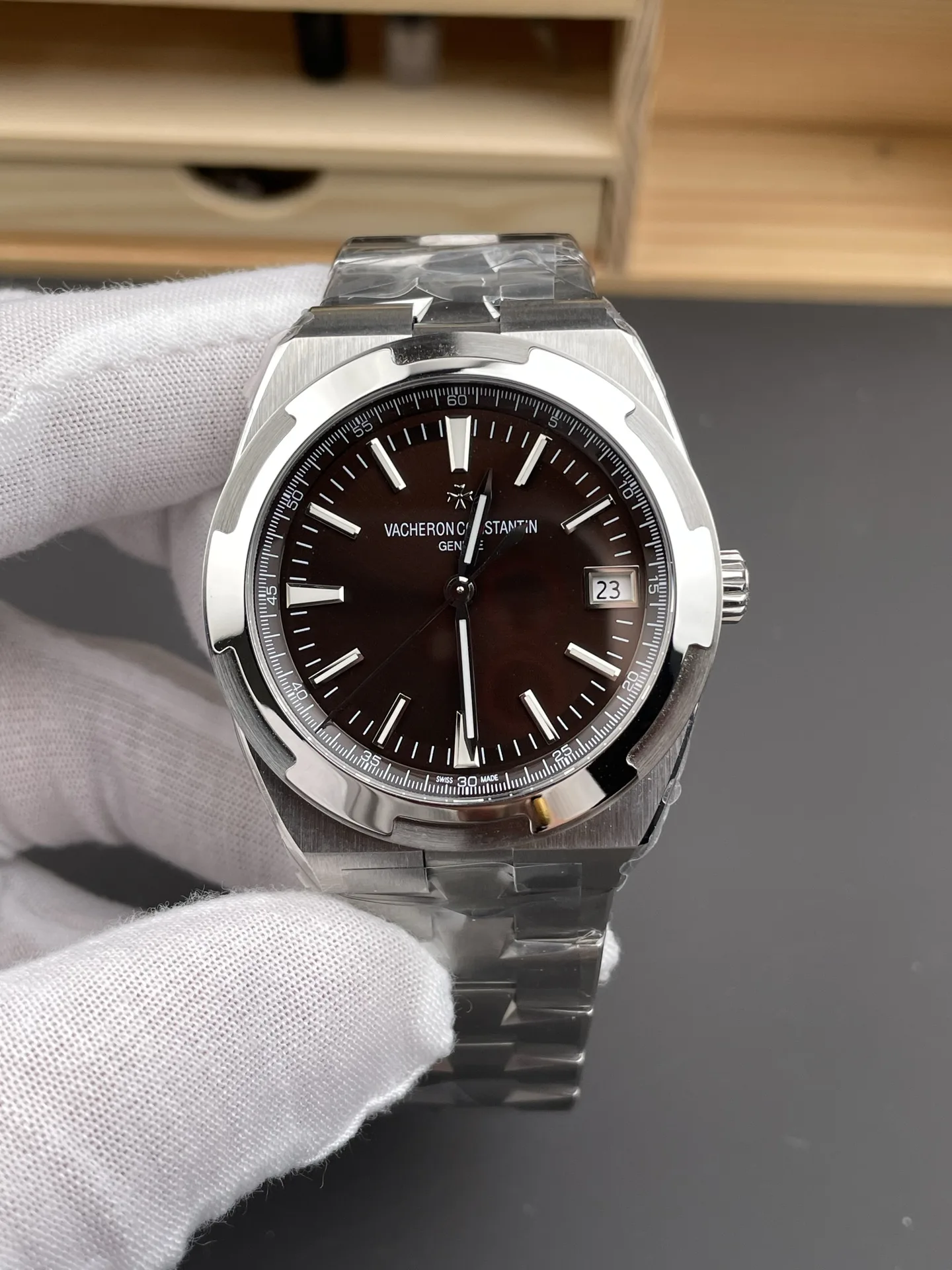 8F｜Cal.5100 무브먼트｜41mm｜바쉐론 콘스탄틴 오버시즈 4500V