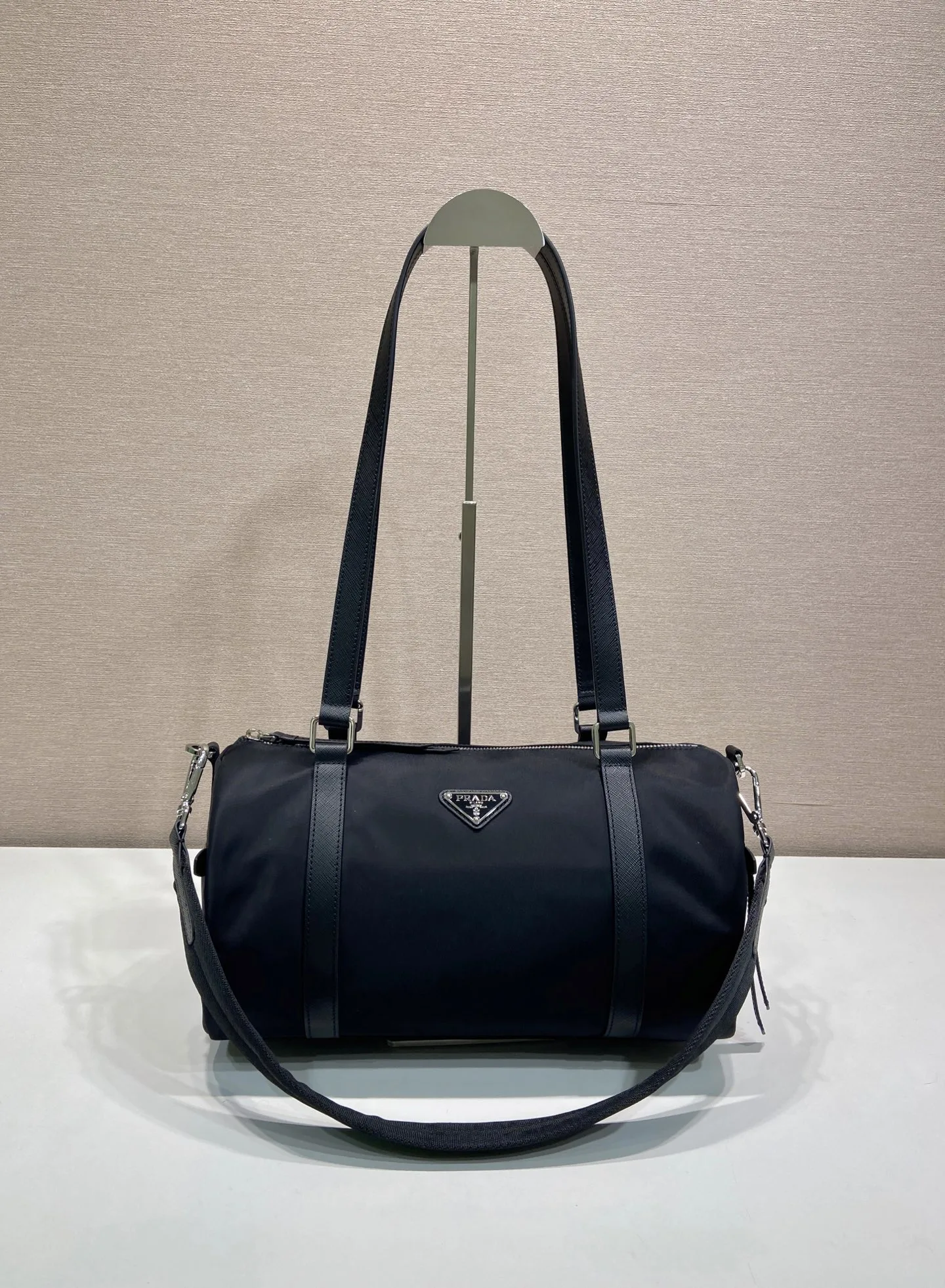 프라다  Re Nylon 및 사피아노 소재의 1BB154  32.5x17x16.5cm