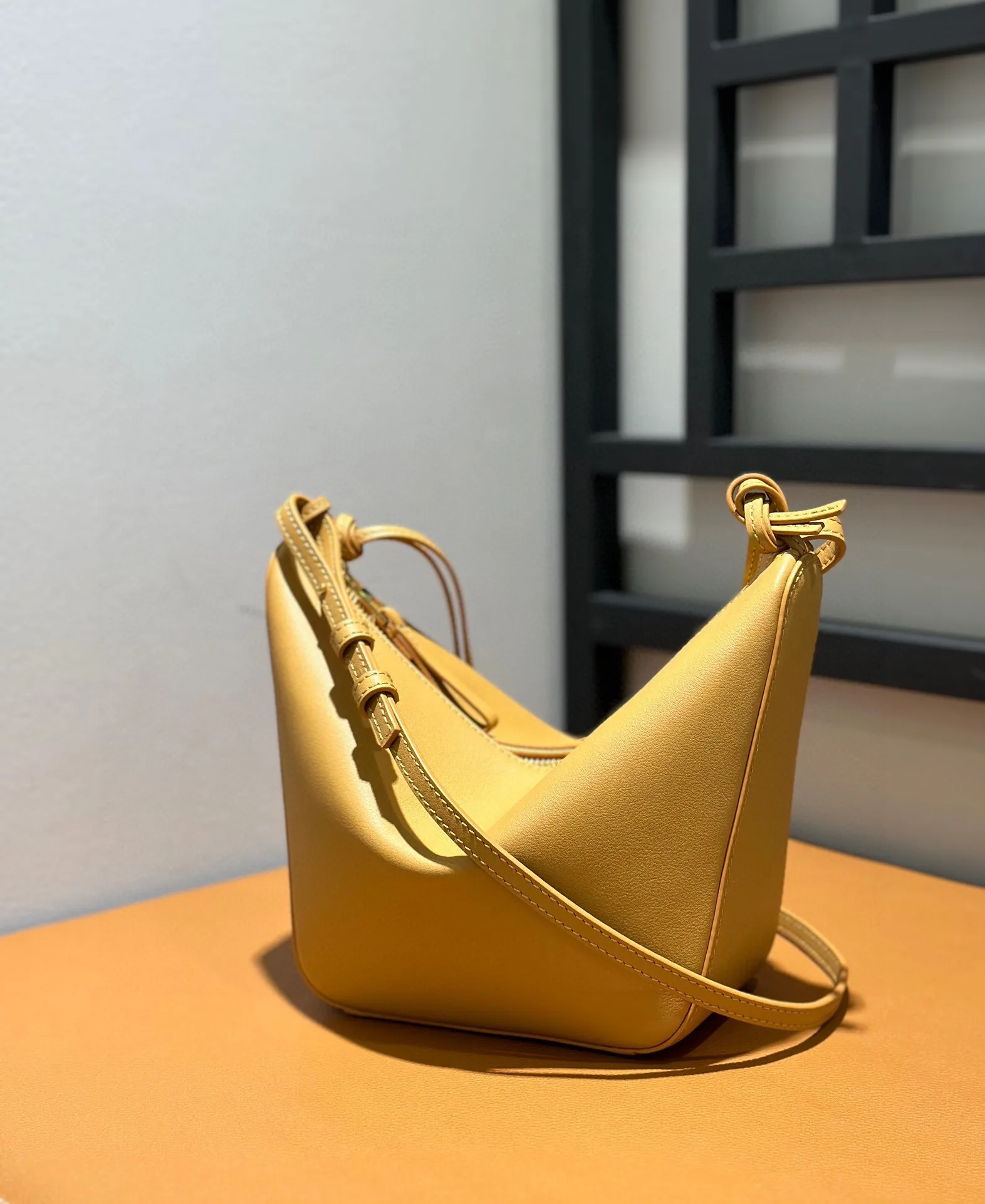 로에베 Hammock Hobo 28*17*9.5cm