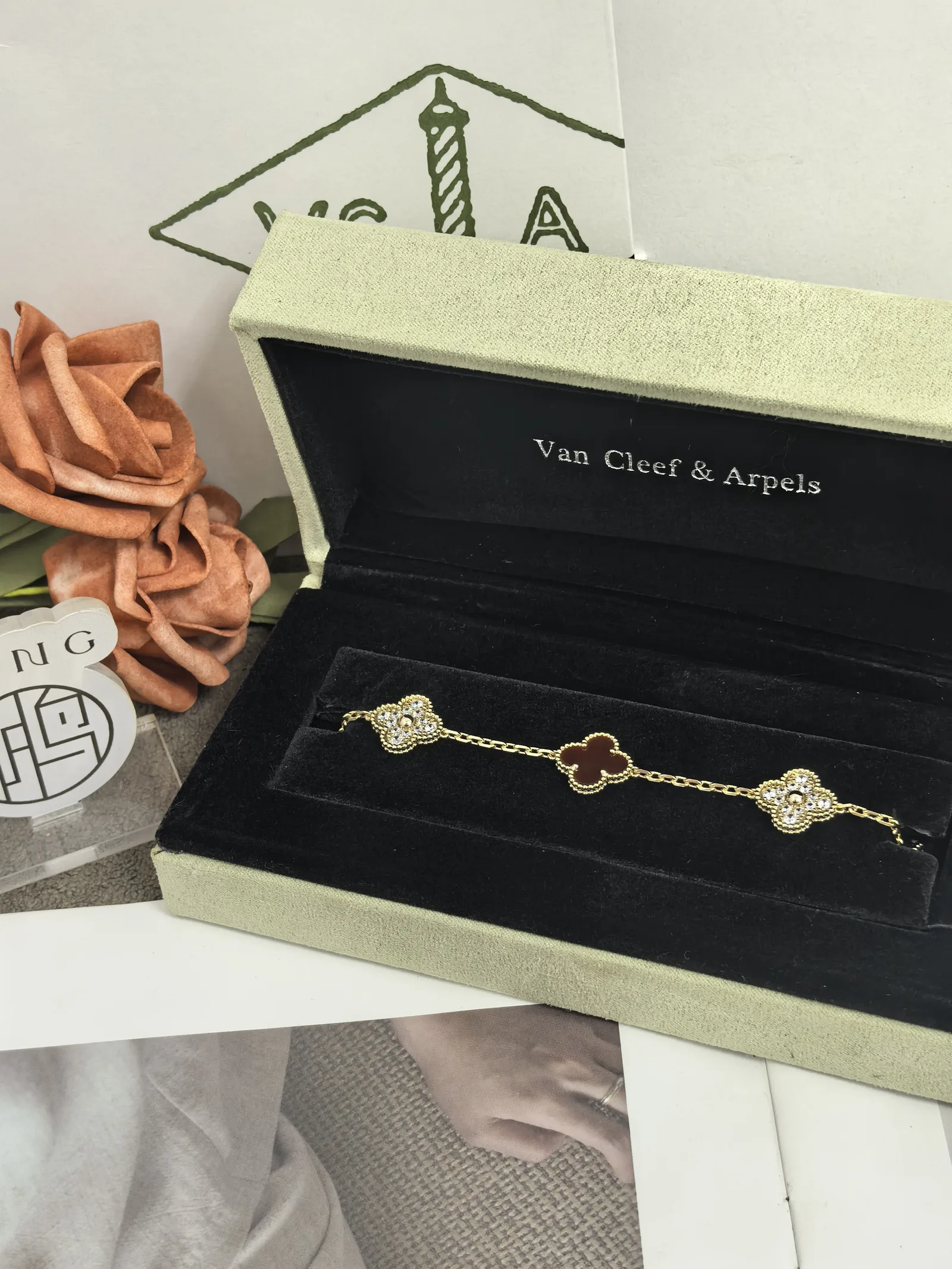 Van Cleef & Arpels -반클리프퓨어알함브라팔찌