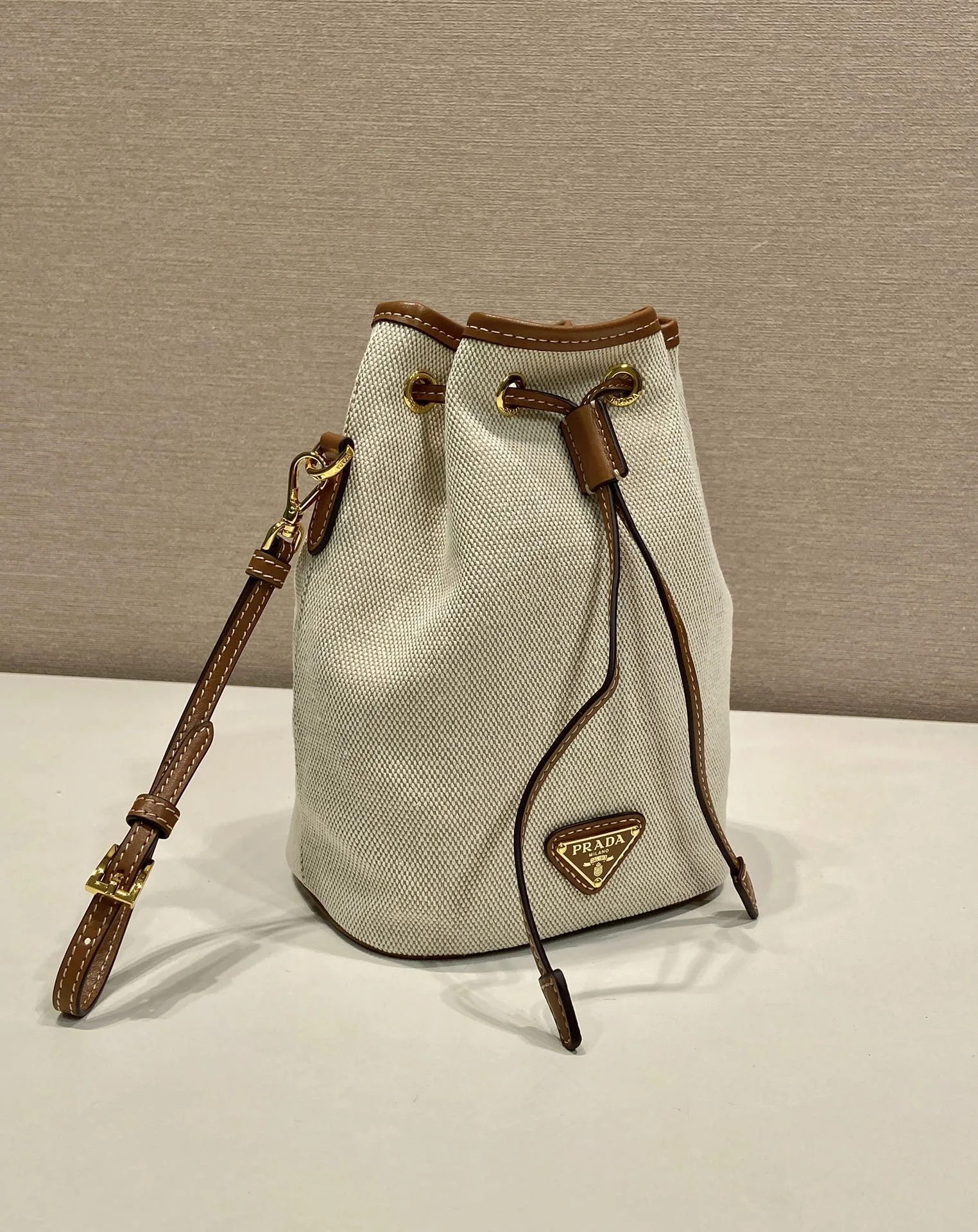 프라다 캔버스 앤 레더 파우치 꼬냑 1NS069 13.5x20x9cm
