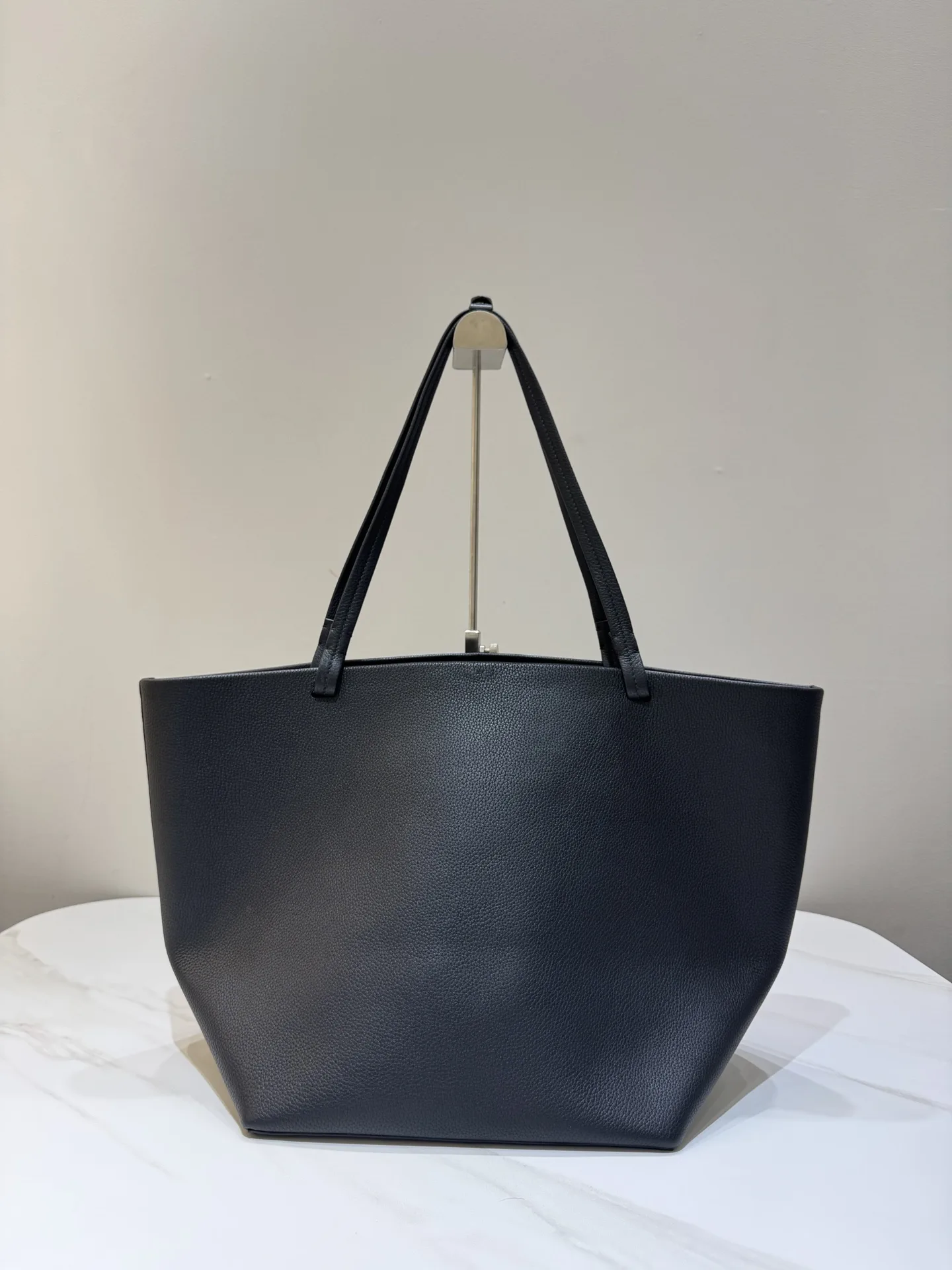 더 로우 Park Tote Three  48.25 x 24.75 x 29.85 cm