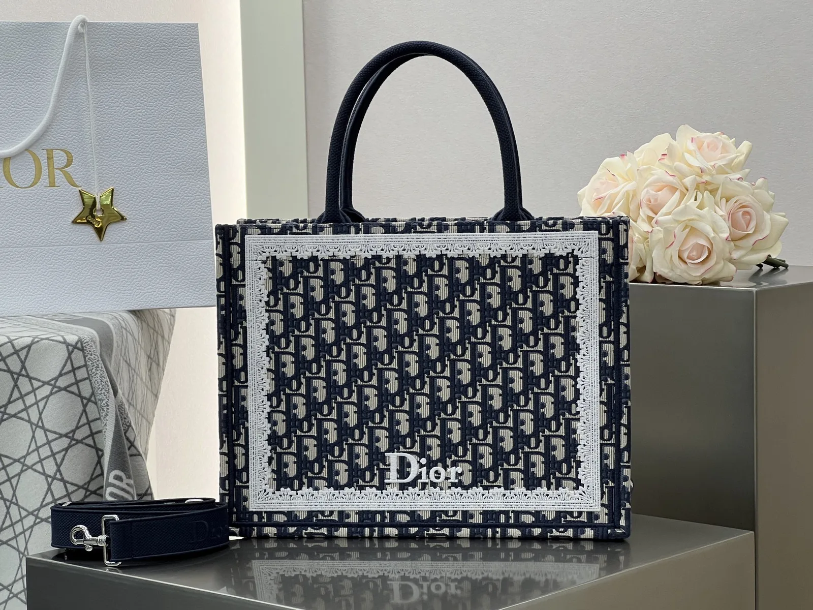 디올 북 토트 스트랩 백 미디엄  M1354PEHT 36 x 27.5 x 16.5cm